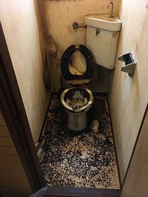 施工前の状態。トイレ全体が汚れている
