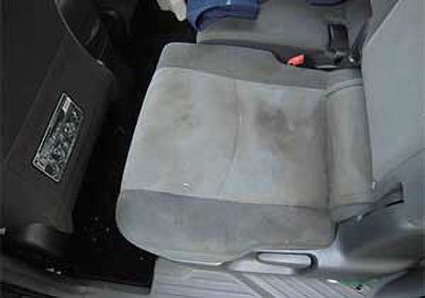 車内での吐血を特殊清掃の事例-作業前画像