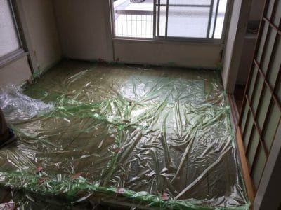 気温が高い時期の強い死臭への消臭を行った特殊清掃の事例-作業前画像