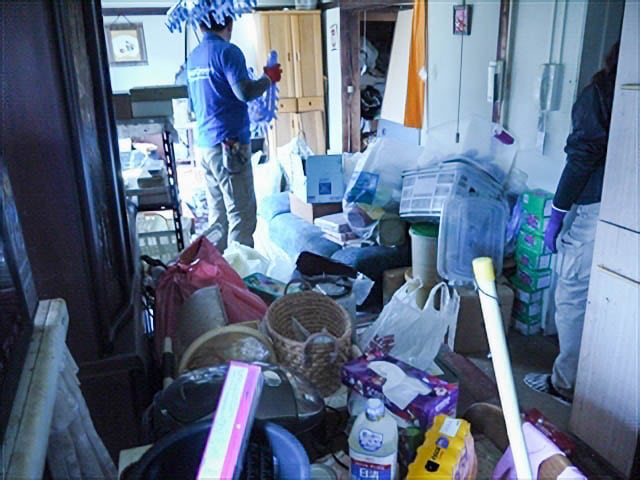 2DK団地のゴミの量が多めの遺品整理の事例-作業前画像
