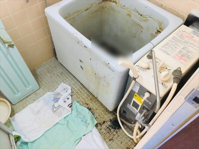 浴室での孤独死の特殊清掃 初期対応で済んだ事例-作業前画像