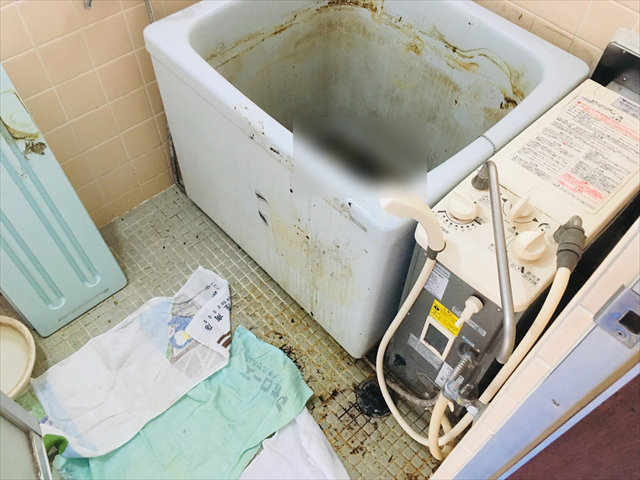 浴室での孤独死の特殊清掃 初期対応で済んだ事例-作業前画像