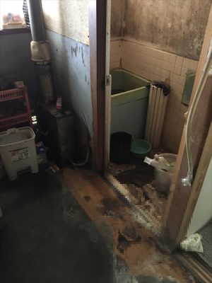 ご依頼者の希望により最低限の特殊清掃、遺品整理の事例-作業前画像