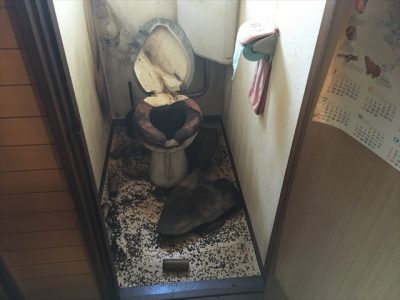 トイレの孤独死特殊清掃の事例-作業前画像