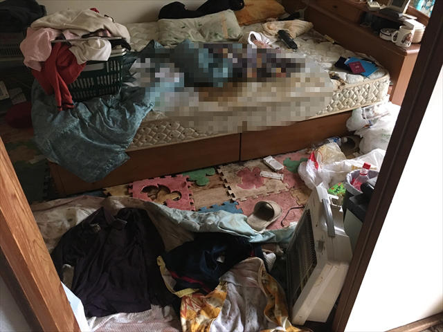 ベッドの上での孤独死による床下まで広がった体液の除去を含む特殊清掃の事例-作業前画像