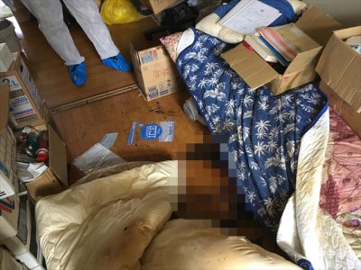 寝室での孤独死によるフローリングまで染み込んだ体液除去を含む特殊清掃の事例-作業前画像