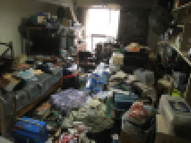 ゴミ屋敷で孤独死されたお部屋の片付けと特殊清掃の事例-作業前画像